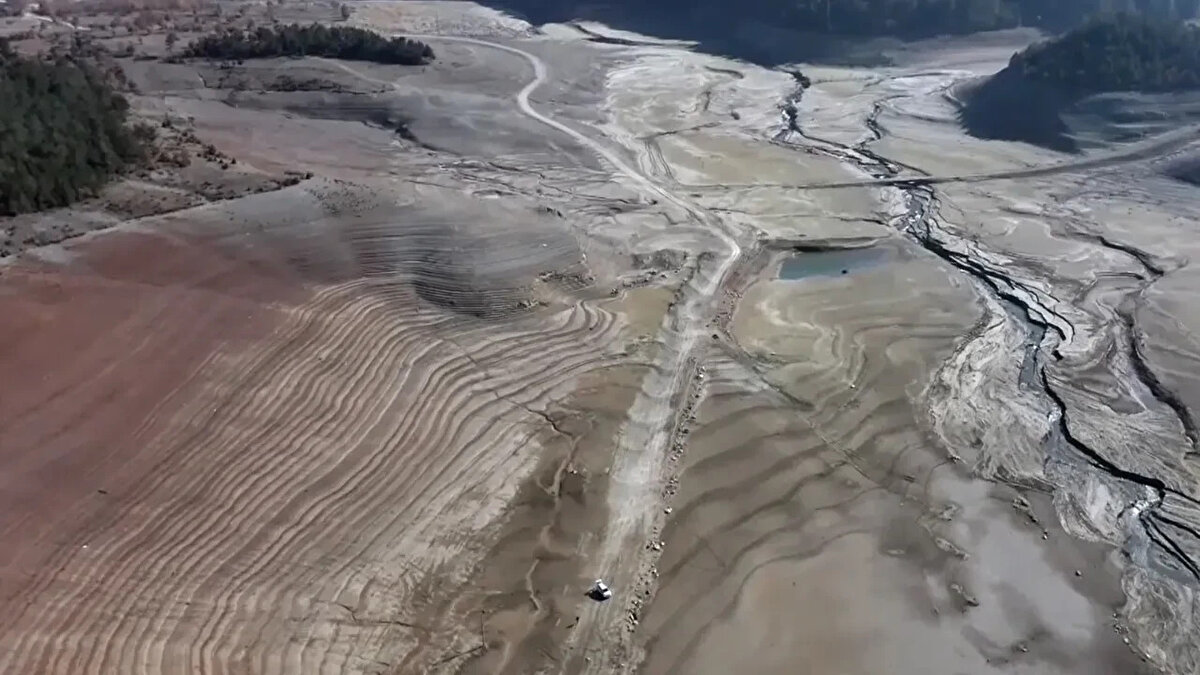 BUSKİ, su kaynaklarının sürdürülebilirliği için çeşitli önlemler almaya başladı. Bu kapsamda bazı ilçelerde planlı su kesintileri uygulamaya konuldu. 