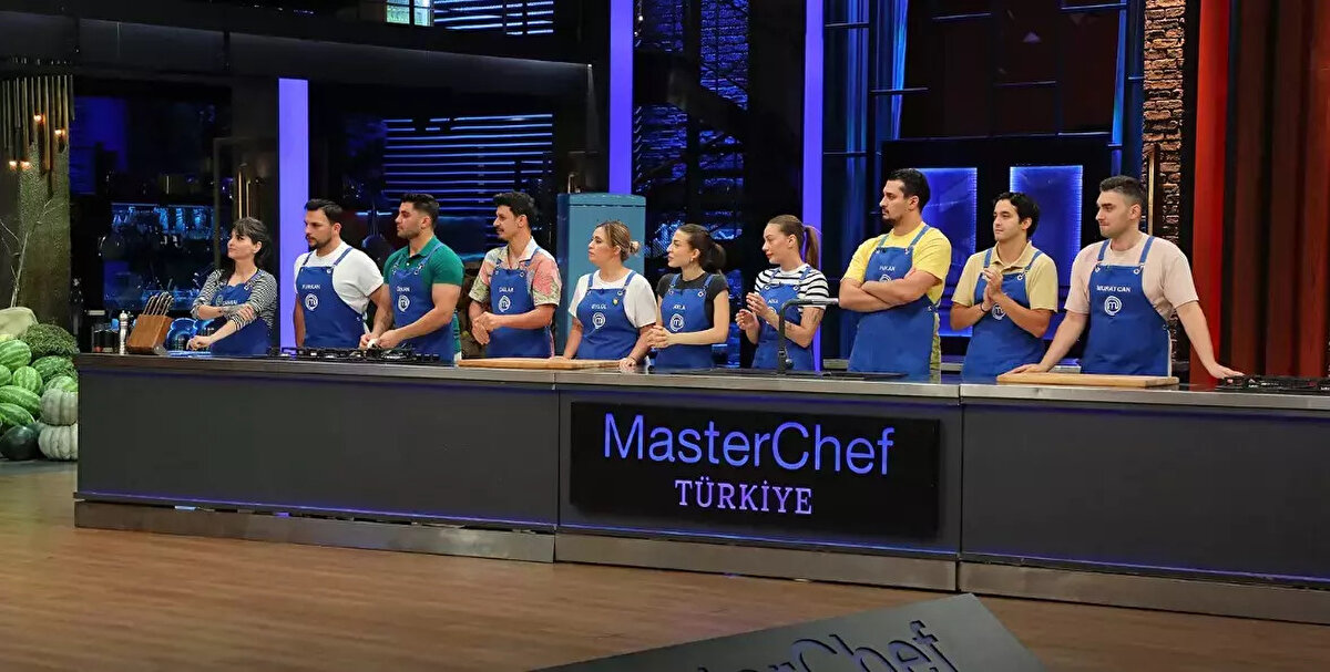 MASTERCHEF DOKUNULMAZLIĞI KİM KAZANDI?<br><br>Gecenin sonunda dokunulmazlığı kazanan takım mavi takım oldu. Böylece kırmızı takım bireysel dokunulmazlık oyununa çıktı.