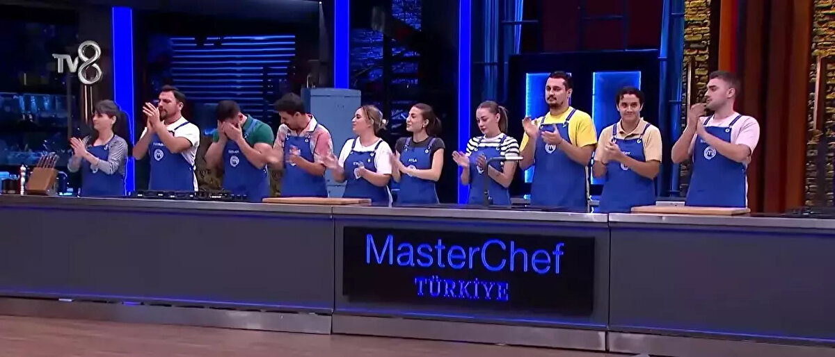 MASTERCHEF 6 EKİM TAKIMLAR<br><br>Mavi Takım (Kaptan: Cansu)<br>Furkan, Özkan, Hakan, Ayla, Mert, Eylül, Murat Can, Çağlar<br><br>Kırmızı Takım (Kaptan: Ayten)<br>Çağatay, Sümeyye, Gizem, Sezer, İhsan, Onur, Aslı<br>