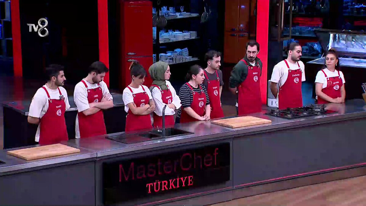 MasterChef Türkiye’de yarışmacılar arasında rekabet her geçen gün artıyor. Haftanın devamında ikinci dokunulmazlık oyunu oynanacak ve potaya iki yeni isim daha girecek. Büyük finale giden yolda yarışmacılar hem takım hem bireysel oyunlarda performanslarını sergilemeye devam edecek.