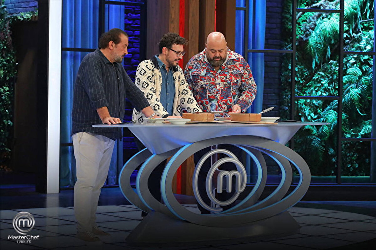 TV8 ekranlarında yayınlanan MasterChef Türkiye’nin 6 Ekim 2025 tarihli son bölümünde haftanın ilk dokunulmazlık oyunu oynandı. Kırmızı ve mavi takım yarışmacıları, şeflerin belirlediği menüyü en iyi şekilde hazırlamak için kıyasıya mücadele etti.