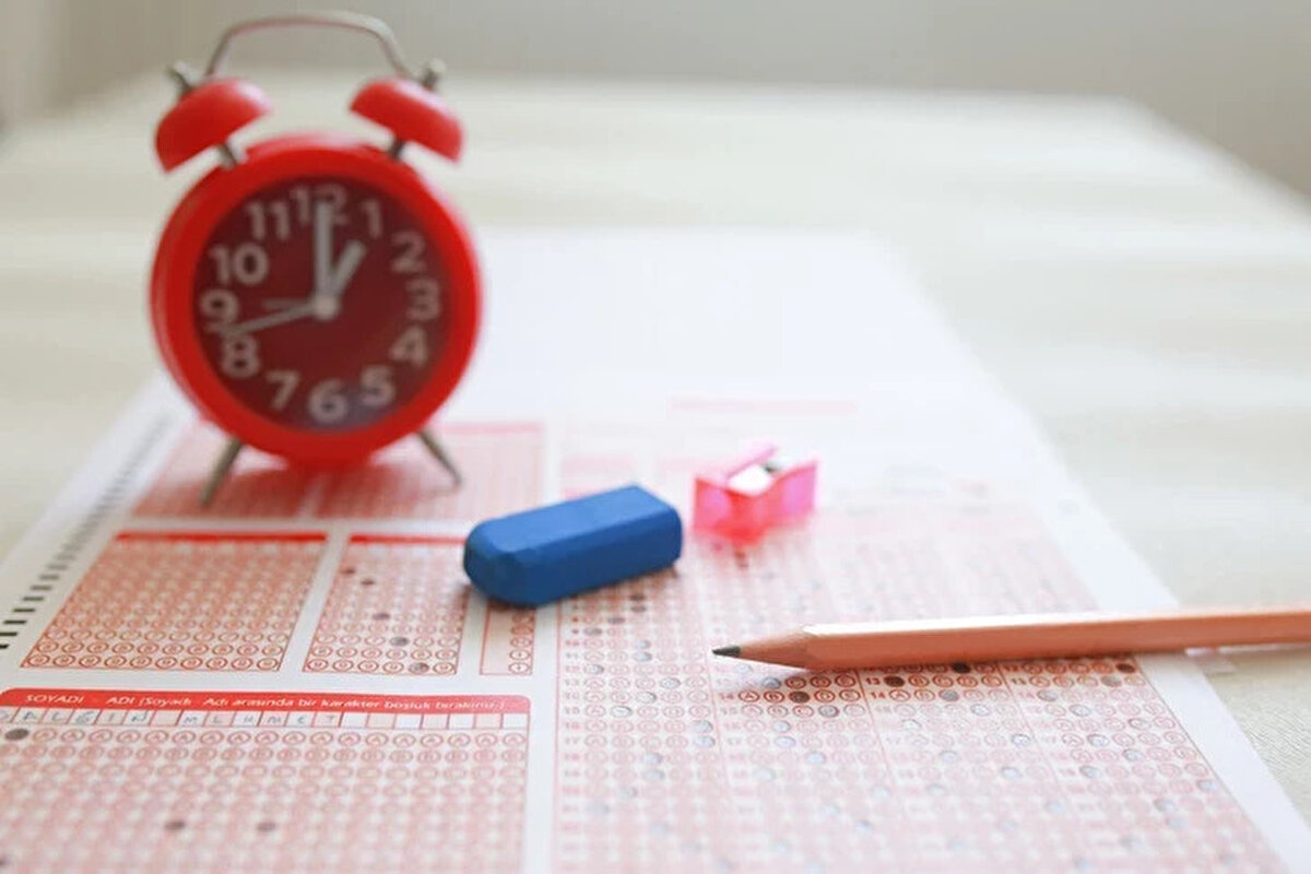 DGS EK TERCİH TABAN PUANLARI VE BOŞ KONTENJANLAR<br><br>ÖSYM, 2025 DGS yerleştirme sonuçlarına ilişkin en küçük ve en büyük puanlar listesini yayımladı. Buna göre:<br><br>Toplam tercih yapan aday sayısı: 103.076<br><br>Bir programa yerleşen aday sayısı: 56.634<br><br>Boş kalan kontenjan sayısı: 19.089<br><br>Bu boş kontenjanlar, ek tercih döneminde yeniden adayların erişimine açılacak.<br>Boş kontenjan listeleri ve DGS taban puanları ÖSYM’nin resmi sitesinde yayımlanacak olan ek yerleştirme kılavuzunda yer alacak.