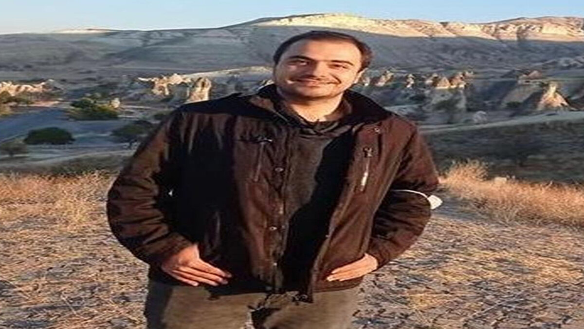 Bursa 5'inci Ağır Ceza Mahkemesi'nde davanın 2’nci duruşması bugün görüldü. Duruşmaya tutuksuz sanıklar Fevzi A., Cüneyt A. ve Mustafa K., tanıklar ile kazada hayatını kaybeden pilotların yakınları ve taraf avukatları katıldı. Mahkeme heyeti duruşmada tanıkları dinledi. Tanık olarak dinlenen firmanın Uçuş Operasyon Müdürü Selim P.’nin ifadeleri ilginç bir ayrıntıyı ortaya çıkardı. Furkan Otkum ile yakın arkadaş olduklarını belirten Selim P., “Murat Avşar, tecrübe edecek pilottu. Olay gününün sabahında kaza kırıma uğrayan uçakla Bursa’dan kalkıp İzmir-Edremit- Bursa seferi yaptım. Kazadan önce tecrübe dersi için dinleniyordum. Tecrübe uçuşu Furkan’la arka arkaya havalanacaktık. Ben dinlenirken, Furkan uçakları değiştirme teklifinde bulundu. Ben de kabul ettim. Uçak değiştirmede, uçuş kurallarına göre herhangi bir problem yok. Furkan havalandıktan kısa süre sonra düştüğünü gördük” dedi.