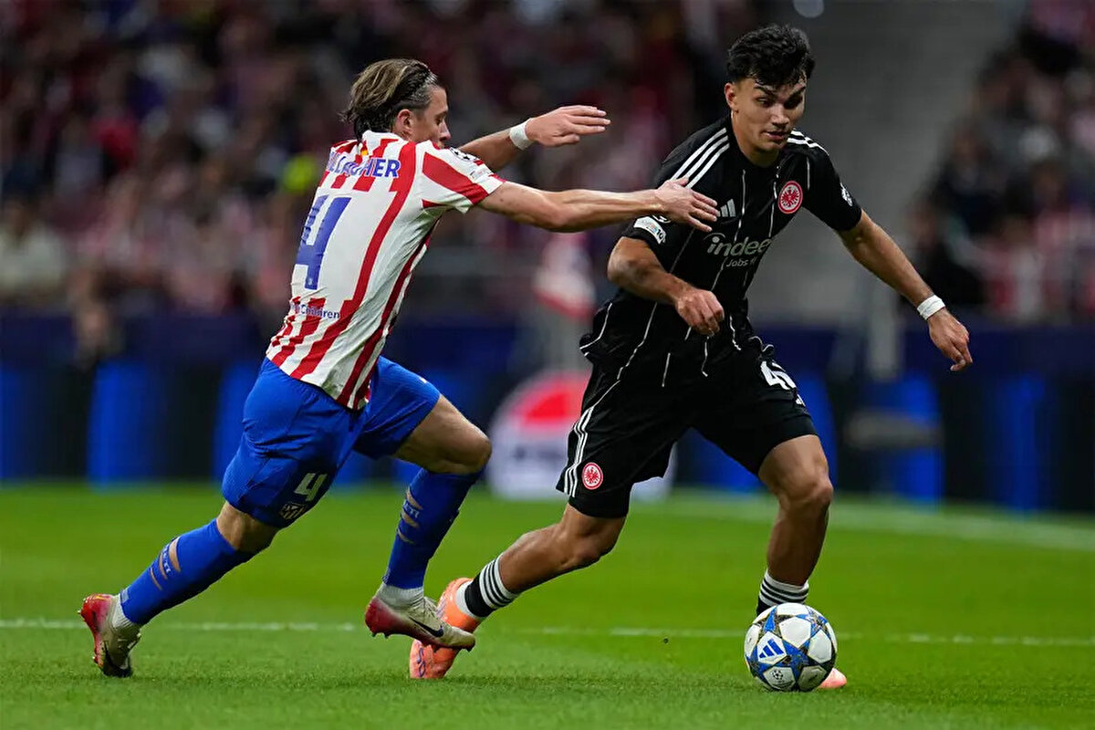 Can Uzun, Bundesliga’da sezona muhteşem bir başlangıç yaptı. Bayern Munih maçı haricinde ligdeki tüm maçlarda gol veya asist katkısı sağlayan Can Uzun Avrupa basınında manşetleri de sallamaya devam ediyor