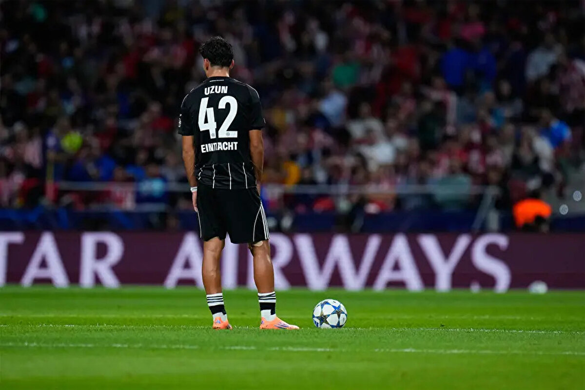 Kolo Muani, Hugo Ekitike ve Omar Marmoush’un gibi oyunculardan son dönemde önemli bir gelir elde eden Eintracht Frankfurt bunu Can Uzun'da da yapmak istiyor ve bu üç futbolcu ile hemen hemen aynı bonservis bedelini istiyor.