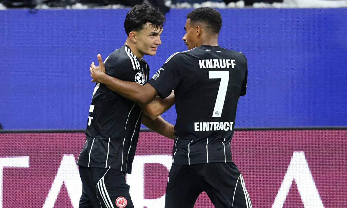 BU SEZONKİ PERFORMANSI VE KARİYERİ<br><br>Can Uzun bu sezon Eintrahct Frankfurt formasıyla Bundesliga, Şampiyonlar Ligi ve Almanya Kupası’nda toplam 9 maça çıktı. Milli futbolcu bu karşılaşmalarda 6 gol ve 4 asist kaydetti. Futbola Almanya’da Freier TuS Regensburg’da başlayan Can Uzun, sonrasında Ingolstadt ve Nürnberg’in altyapalarında forma giydi. Nürnberg’de A takıma yükselen Can, geçtiğimiz sezon 11 milyon euro bonservis bedeliyle Eintracht Frankfurt’a transfer oldu.