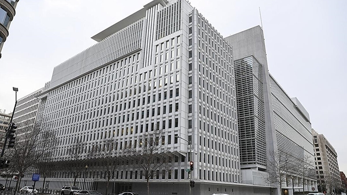 Güney Asya Kalkınma Güncellemesi Raporu'nda, bölge ekonomisinin büyümesinin bu yıl yüzde 6,6 ile güçlü olmasının ancak gelecek yıl yüzde 5,8'e gerileyerek önemli bir yavaşlama göstermesinin beklendiği belirtildi.