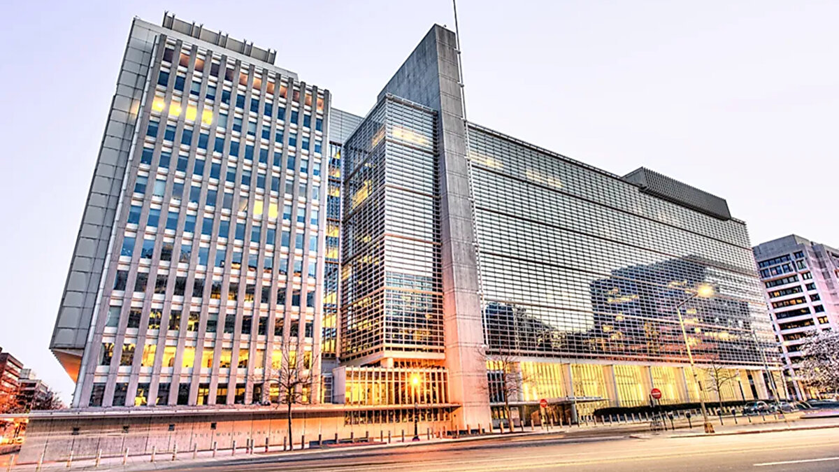 Bu ivmenin, küresel ekonomik belirsizliğin devam etmesine rağmen enflasyonist baskıların azalmasını ve yatırımların ılımlı bir şekilde toparlanmasını yansıttığı ifade edilen raporda, "Ekim 2022'de 23 olan çift haneli enflasyon yaşayan ülke sayısı, Temmuz 2025'te 10'a düşerek fiyatların istikrar kazanmasında ilerleme kaydedildiğini gösteriyor." değerlendirmesinde bulunuldu.