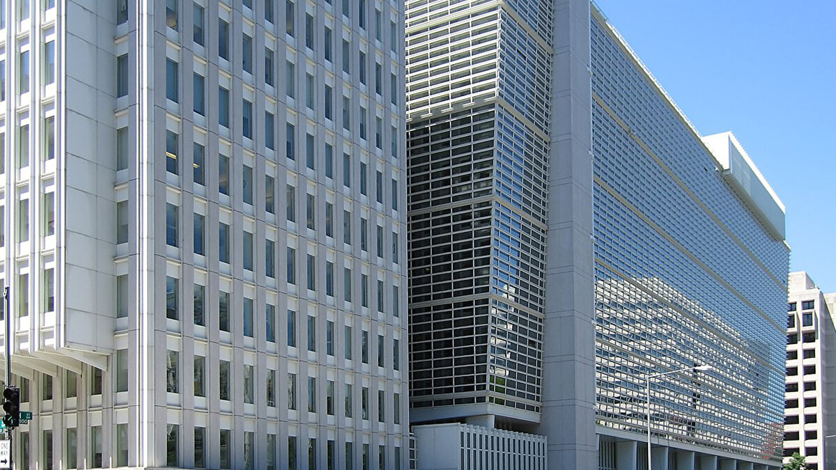 Dünya Bankasının Sahra Altı Afrika ekonomilerine dair raporunda da bölge ekonomisinin dirençli seyrini sürdürdüğü, 2024 yılında yüzde 3,5 olan büyümenin bu yıl yüzde 3,8'e çıkmasının öngörüldüğü bildirildi.