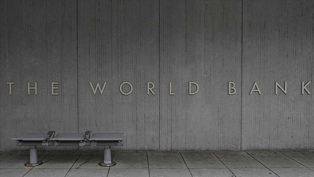 İnatçı enflasyon, artan borç, zayıf yatırım ve devam eden küresel belirsizlikten etkilenen bölgenin bu yıl yüzde 2,3, 2026'da da yüzde 2,5 büyüyeceğinin tahmin edildiği bildirilen raporda, bu oranın küresel bölgeler arasında en düşük büyüme oranı olduğuna dikkati çekildi.