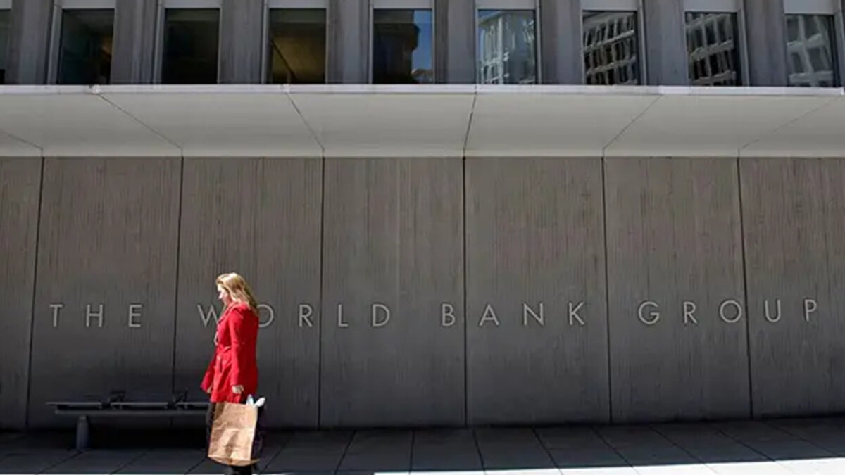 Raporda, ancak küresel ticaret politikasındaki belirsizliğin dolaylı etkilerinin, dış finansman kaynaklarının daralması gibi aşağı yönlü riskler dahil büyük bir tehdit oluşturduğu ifade edildi.