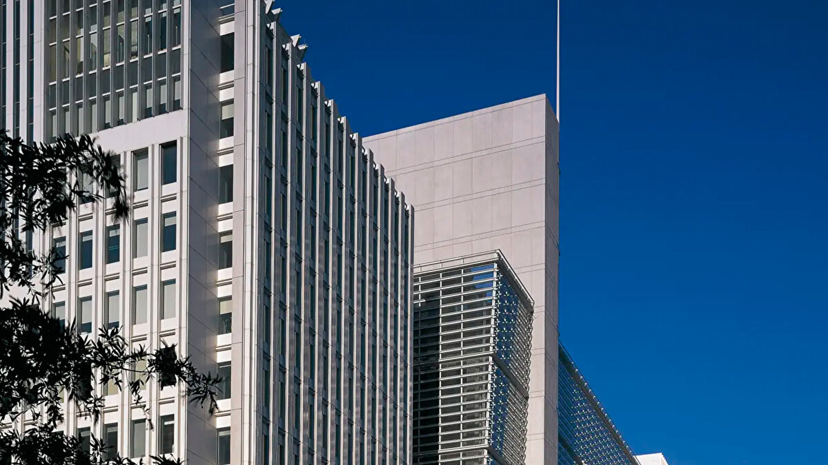 Afrika'nın dünyanın en büyük ve en hızlı demografik dönüşümünü yaşadığına işaret edilen raporda, "Bu fırsatı değerlendirmek için ülkeler, yüksek kaliteli istihdam sağlayan büyümeyi hızlandırmalıdır." değerlendirmesi yapıldı.<br><br>Orta Doğu, Kuzey Afrika, Afganistan ve Pakistan Ekonomik Güncelleme Raporu'nda ise bölgenin ekonomik görünümünün iyileştiğine işaret edildi.<br><br>Bölgede büyümenin bu yıl yüzde 2,8'e, 2026'da da yüzde 3,3'e ulaşması beklendiği aktarılan raporda, "Ancak küresel belirsizlik, ticaret politikasındaki değişiklikler, devam eden çatışmalar ve yerinden edilme olayları olası riskler oluşturuyor." değerlendirmesinde bulunuldu.