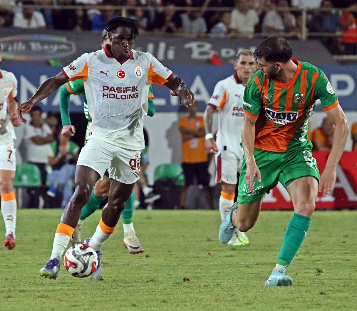 GALATASARAY'DA SINGO GERÇEĞİ ORTAYA ÇIKTI<br><br>Galatasaray'ın Fransız ekibi Monaco'dan 30.7 milyon euro bonservis karşılığında kadrosuna kattığı Singo, gösterdiği performansla taraftarın sevgisini kazandı. 