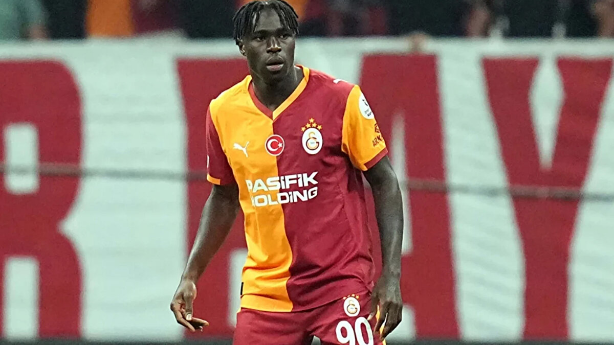 YÖNETİM, BÜYÜK GELİR ELDE ETMEYİ HEDEFLİYOR<br><br>Galatasaray yönetimi, Singo'yu parlattıktan sonra yüksek bir bonservis bedeliyle Avrupa kulüplerine satmayı hedefliyor. 