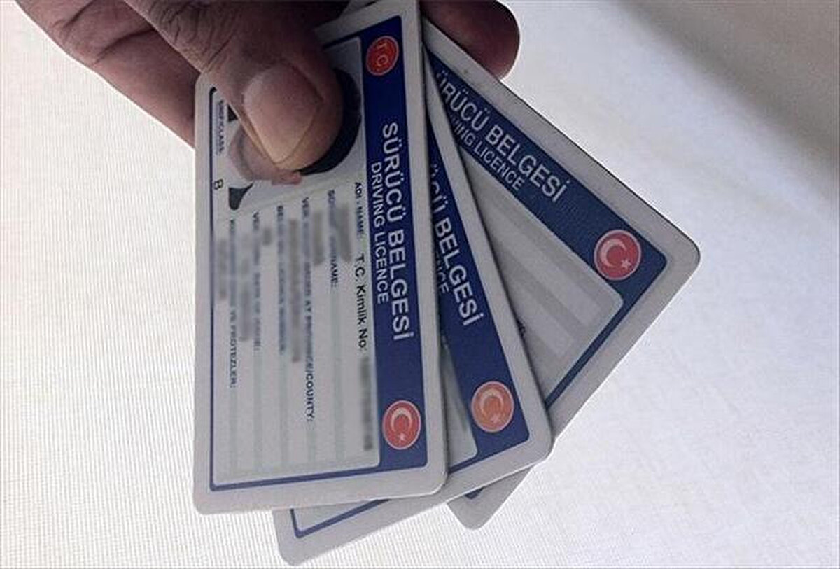 Başvuru sonrası ehliyetler Nüfus ve Vatandaşlık İşleri Genel Müdürlüğü tarafından basılarak PTT aracılığıyla adrese teslim ediliyor.<br>Yeni belgesi henüz ulaşmayan sürücüler ise, nüfus müdürlüğünden veya e-Devlet’ten alınan geçici sürücü belgesiyle araç kullanabiliyor.