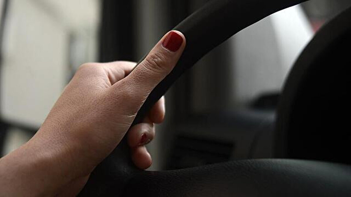 Ehliyet Yenileme İçin Gerekli Belgeler<br><br>Ehliyet yenileme işlemi için başvuru yapacakların aşağıdaki evrakları hazırlaması gerekiyor:<br><br>Eski tip sürücü belgesi<br><br>Sürücü sağlık raporu (yetkili sağlık kuruluşlarından alınmış)<br><br>Son 6 ay içinde çekilmiş bir biyometrik fotoğraf<br><br>15 TL’lik başvuru ücreti (13 TL değerli kâğıt bedeli + 2 TL vakıf payı)<br><br>MERNİS sisteminde kayıtlı açık adres bilgisi<br><br>Ücret ödemesi, vergi dairesi müdürlüklerinden veya anlaşmalı bankalar aracılığıyla internet üzerinden yapılabiliyor.