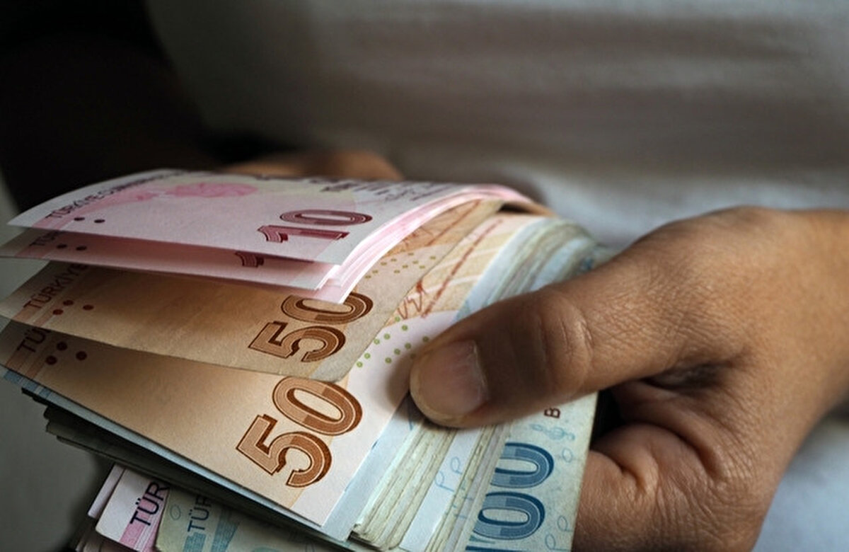 Ehliyet Yenilenmezse Ne Olur?<br><br>31 Ekim 2025’e kadar yenileme işlemini tamamlamayanların mevcut sürücü belgeleri geçerliliğini kaybedecek.<br>Bu durumda sürücülerin, yeni ehliyet almak için yeniden sınav ve başvuru sürecinden geçmeleri gerekecek.<br>Ayrıca 15 TL olan yenileme bedeli, 1 Kasım itibarıyla 7.438 TL’ye çıkacak.