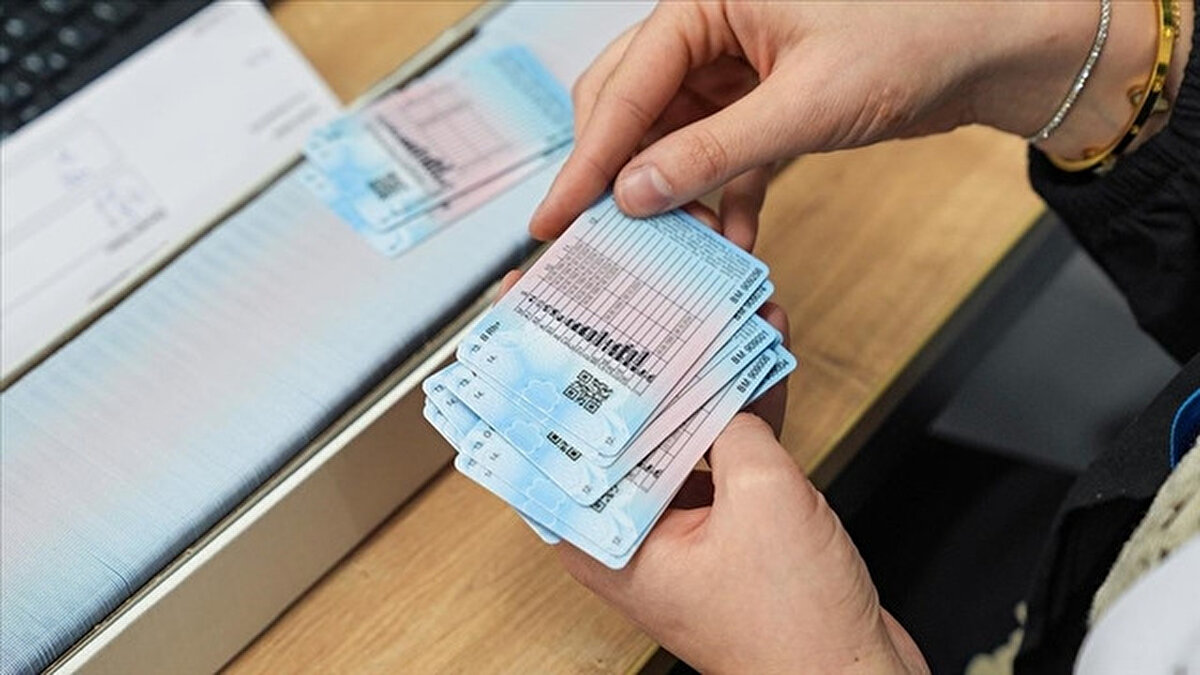 Ehliyet Yenileme Başvurusu Nasıl Yapılır?<br><br>Sürücü belgesini yenilemek isteyen vatandaşlar,<br><br>Alo 199 Çağrı Merkezi,<br><br>NVİ mobil uygulaması veya<br><br>nvi.gov.tr<br> adresi üzerinden randevu alarak<br>yenileme işlemi için ilçe nüfus müdürlüklerine başvuru yapabiliyor.