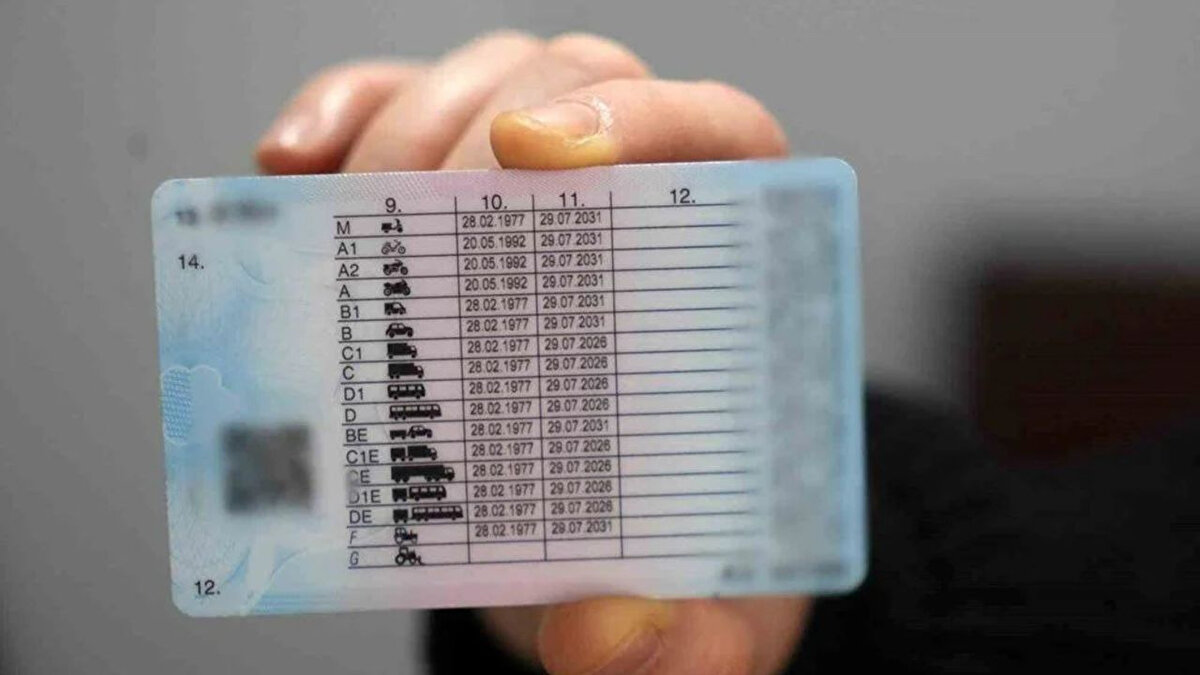 Süre Uzatılmayacak<br><br>İçişleri Bakanı Ali Yerlikaya, yaptığı açıklamada, ehliyet yenileme süresinin bir daha uzatılmayacağını açıkça belirtti.<br>Dolayısıyla eski tip ehliyet sahiplerinin son güne kalmadan işlemlerini tamamlaması büyük önem taşıyor.