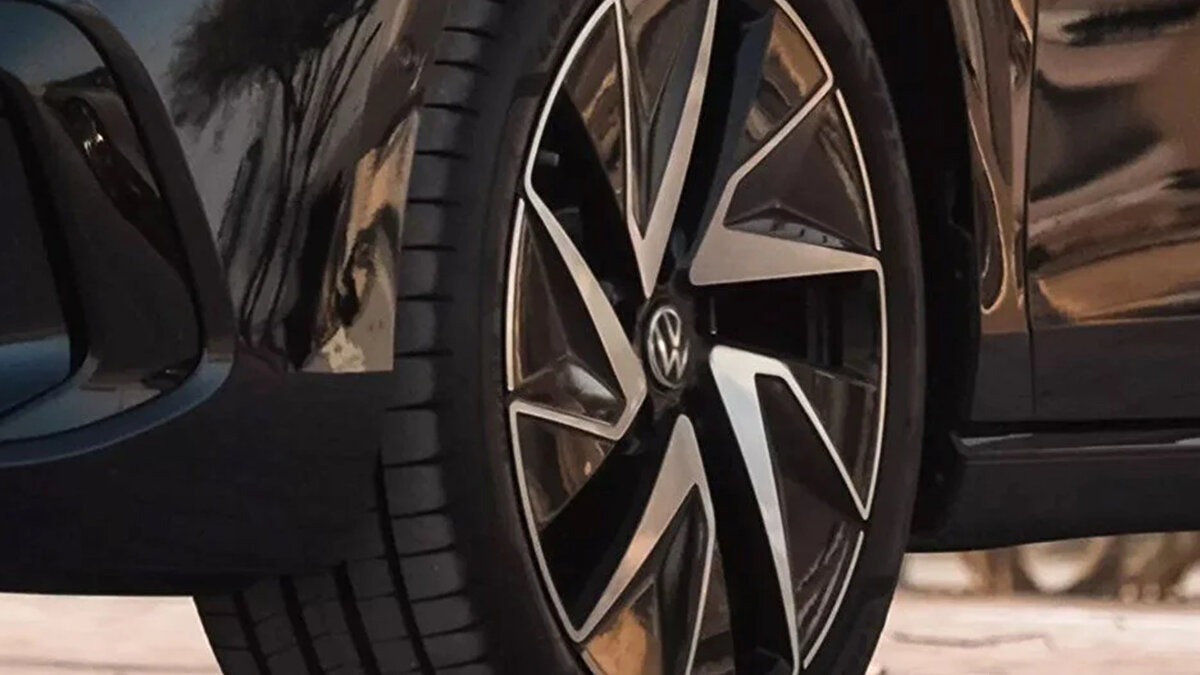 Ön bölümde LED şeritli difüzör ve birbirine bağlanan farlar aracın karakterini vurgularken, aydınlatmalı VW logoları modeli anında tanınır kılıyor.