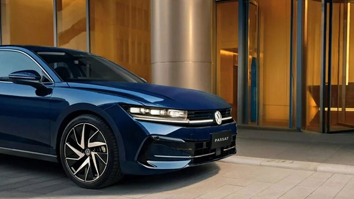 Passat, günlük pratikliği gerçek konfor ve ferahlıkla bir araya getiriyor. 17 saklama bölmesi ve sınıfının lideri 520 litrelik bagaj hacmiyle her yolculuğu düzenli tutuyor.