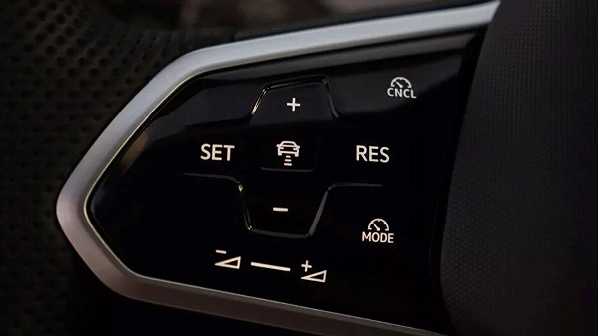 Deneyimi daha da üst seviyeye taşıyan birinci sınıf detaylar araçta yer alıyor. Panoramik cam tavan kabine ışık getiriyor, 30 renkli ortam aydınlatması ruh halinizi belirliyor ve çalıştırma/durdurma özellikli anahtarsız erişim, uzaktan motor çalıştırma ve kolay açılan bagaj kapağı zahmetsiz bir rahatlık sağlıyor.