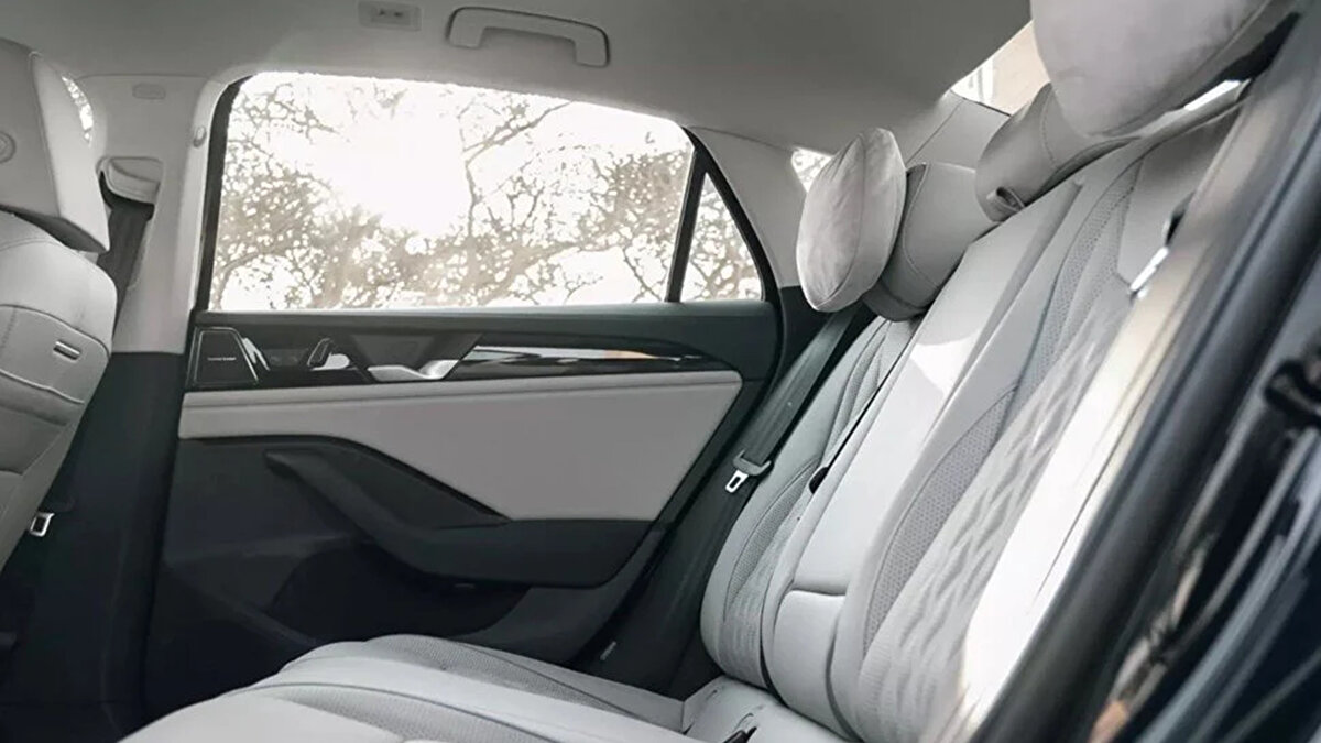 Kabin genelinde kişiye özel sıcaklık için 3 bölgeli akıllı iklim kontrolü, ön ve arkada havalandırmalı masaj koltukları, arkada yumuşak baş desteği yastıkları dahil 12 yönlü elektrikli ayar ve 4 yönlü bel desteğine sahip sürücü ve yolcu koltukları, elektrikli eğim fonksiyonuna sahip arka koltuklar araçta yer alıyor.