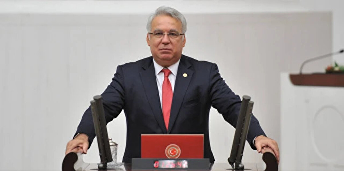 1963 yılında Konya’da doğan Hüseyin Kocabıyık, ilk, orta ve lise öğrenimini aynı şehirde tamamladı. Yükseköğrenimini Ankara Üniversitesi Dil ve Tarih-Coğrafya Fakültesi'nde bitirdi. Ardından Ankara Üniversitesi Uluslararası İlişkiler Bölümü'nde yüksek lisans yaptı.