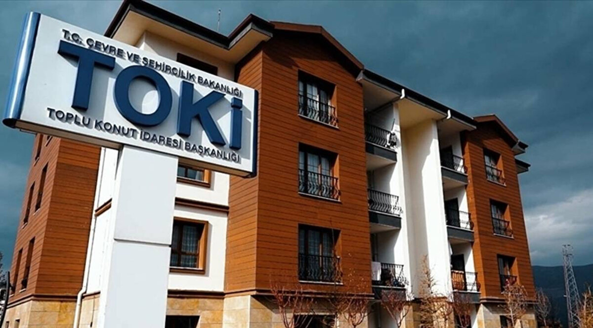 TOKİ Kiralık Konut Kampanyası ile Ne Amaçlanıyor?<br><br>TOKİ’nin yeni kiralık konut modeliyle, yüksek kira fiyatlarından etkilenen dar gelirli vatandaşlara uygun fiyatlı ve güvenli barınma imkânı sağlanması hedefleniyor. Bu kapsamda devlet, konutların kira bedelini sübvanse ederek rayiç bedelin yarısı oranında kira talep edecek.<br>