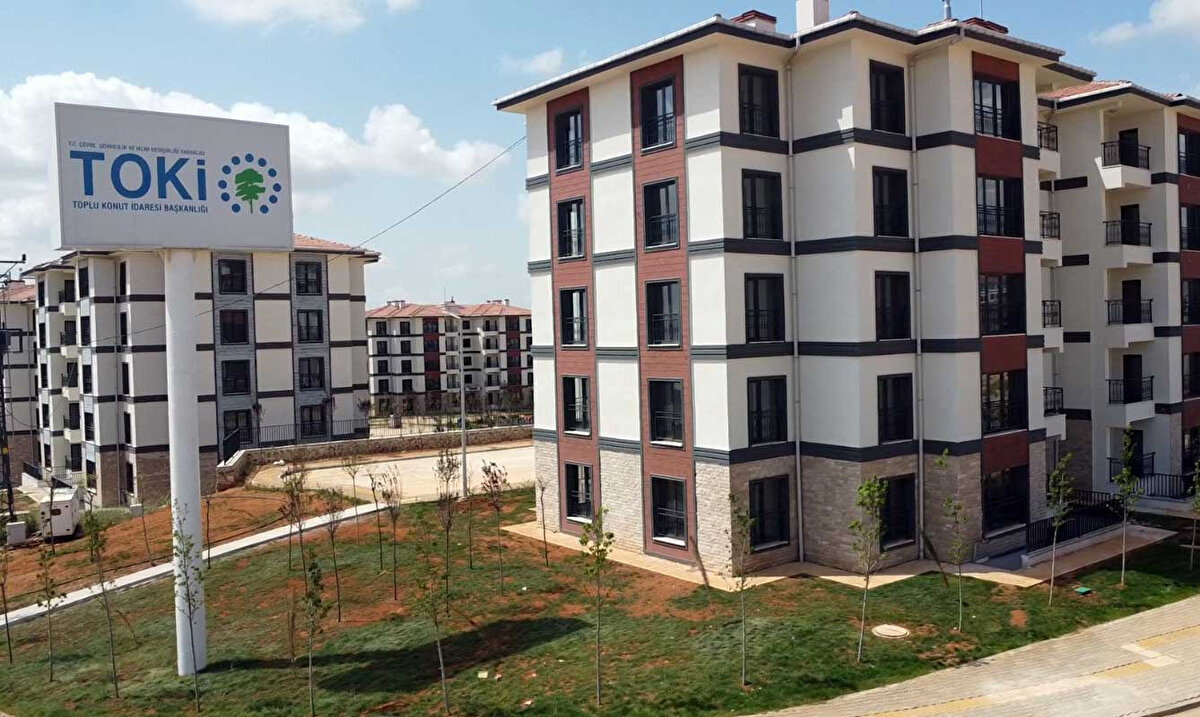 TOKİ Kiralık Konut Başvurusu Nereden ve Nasıl Yapılacak?<br><br>Resmi açıklama sonrasında başvuruların TOKİ’nin e-Devlet kapısı üzerinden veya TOKİ’nin kendi web sitesi aracılığıyla alınması bekleniyor. Başvuru tarihleri ve ekranın aktif olacağı saatler, 24 Ekim’de Cumhurbaşkanı Erdoğan tarafından duyurulacak.