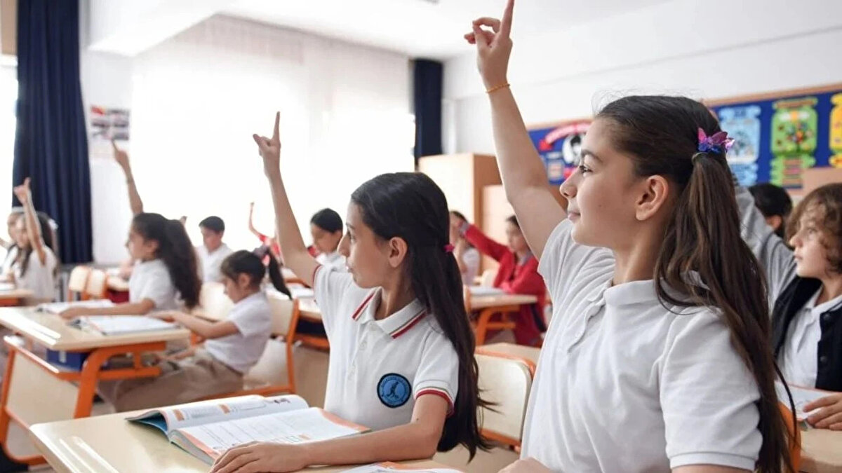 2+2 modeli nasıl işleyecek?<br><br>Eğitimcilerin önerdiği 2+2 modelinde lise eğitiminin ilk iki yılı zorunlu olacak. Bu kademeyi tamamlayan öğrencilere diploma verilecek. Öğrenci isterse kalan iki yılı üniversiteye hazırlık, mesleki eğitim ya da alan odaklı gelişim süreci olarak devam ettirebilecek. Böylece 12 yıllık zorunlu eğitim süresinin esnek hale getirilmesi amaçlanıyor.