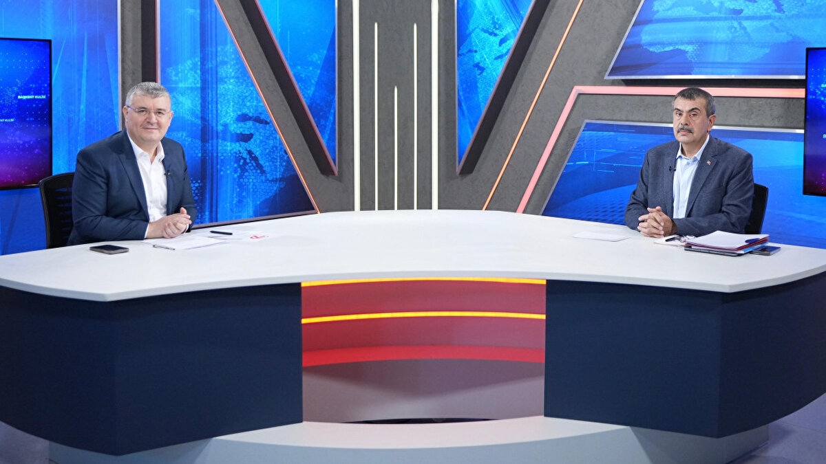 Milli Eğitim Bakanı Yusuf Tekin, Kabine’ye sunulmak üzere hazırlanan yeni eğitim modeline ilişkin çalışmaların tamamlandığını açıkladı. Tekin, “Şu anda bir raporumuzu oluşturduk. Bunu Kabine Toplantısı’nda Sayın Cumhurbaşkanımızın da onayına sunacağız. Eğer siyasi anlamda da bu konuda karar verilirse farklı alternatiflerimiz var” dedi.