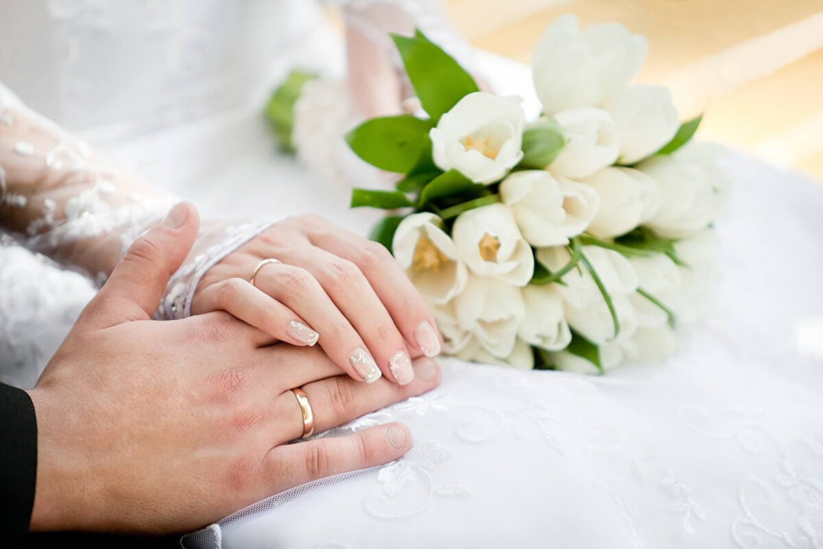 Kimler evlilik kredisi alabilir?<br><br>Projeden yararlanmak isteyen çiftlerin belirli şartları taşıması gerekiyor. Kimler evlilik kredisi alabilir? sorusunun yanıtı şu şekilde:<br><br>Türkiye Cumhuriyeti vatandaşı olmak ve Türkiye’de ikamet etmek,<br><br>18-29 yaş aralığında olmak (18 yaşını doldurmuş, 30 yaşını doldurmamış olmak),<br><br>Taşınmaz sahibi ya da hissedarı olmamak,<br><br>Son 6 aylık gelir toplamı ortalamasının asgari ücretin 2,5 katını aşmaması,<br><br>Resmi nikâh tarihine başvuru itibarıyla en az 2, en fazla 6 ay kalmış olması,<br><br>Bakanlığın evlilik öncesi ve sonrası eğitim-danışmanlık programlarına katılmayı taahhüt etmek,<br><br>Daha önce aynı fondan kredi kullanmamış olmak,<br><br>Devletin güvenliğine ve cinsel dokunulmazlığa karşı işlenen bazı suçlardan kesinleşmiş mahkûmiyetinin bulunmaması.<br>açıklamasında bulundu.