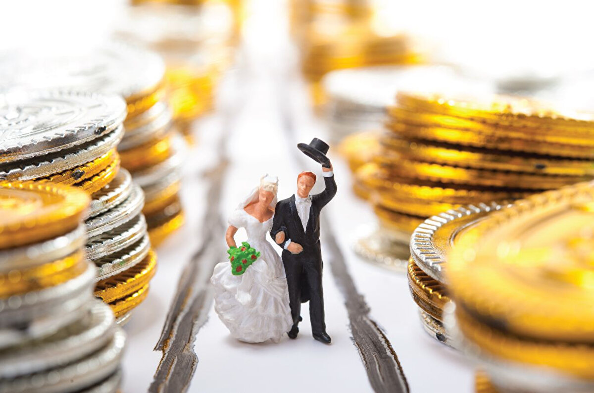 Evlilik kredisi ne kadar oldu?<br><br>Yeni düzenleme ile kredi miktarı artırıldı:<br><br>18-25 yaş aralığındaki çiftler: 250 bin TL<br><br>26-29 yaş aralığındaki çiftler: 200 bin TL<br><br>Bakan Mahinur Özdemir Göktaş, “Gençlerimizin yuva kurma süreçlerini kolaylaştırmak için kredi miktarlarını artırdık. Başvurular bugünden itibaren alınmaya başlandı” 