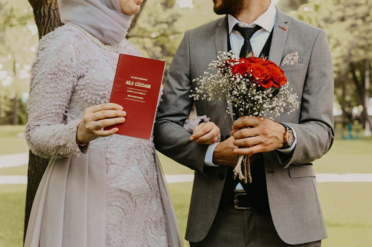 EVLİLİK KREDİSİ BAŞVURULARI BAŞLADI<br>Evleneceklere kredi desteği başvuruları 1 Ekim günü başladı. Başvurular ailegenclikfonu.aile.gov.tr adresi üzerindeki ''Başvuru Yap'' linkinden alınıyor.