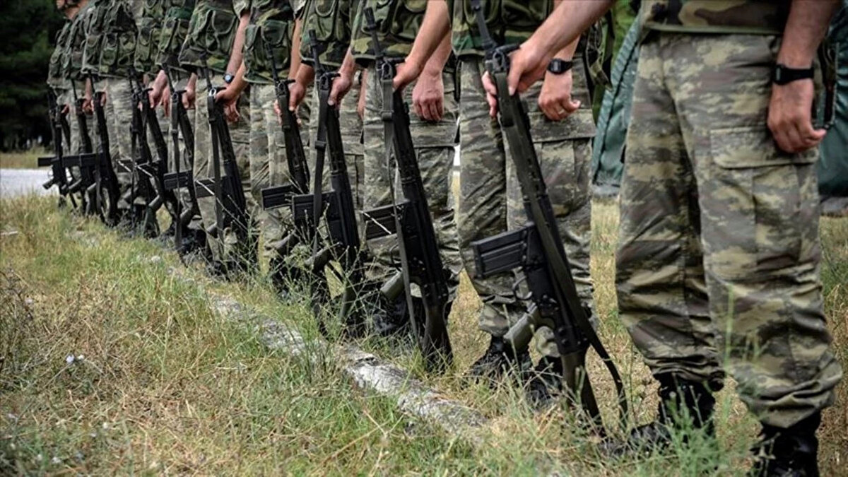 2025’in ikinci yarısında 280 bin 850 TL olarak belirlenen bedelli askerlik ücreti, 2026’nın ilk yarısında 300 bin TL’nin üzerine çıkabilir. Eylül ayı enflasyon rakamlarının açıklanmasıyla birlikte yeni yıldaki artış oranı hakkında ilk ipuçları da ortaya çıktı.