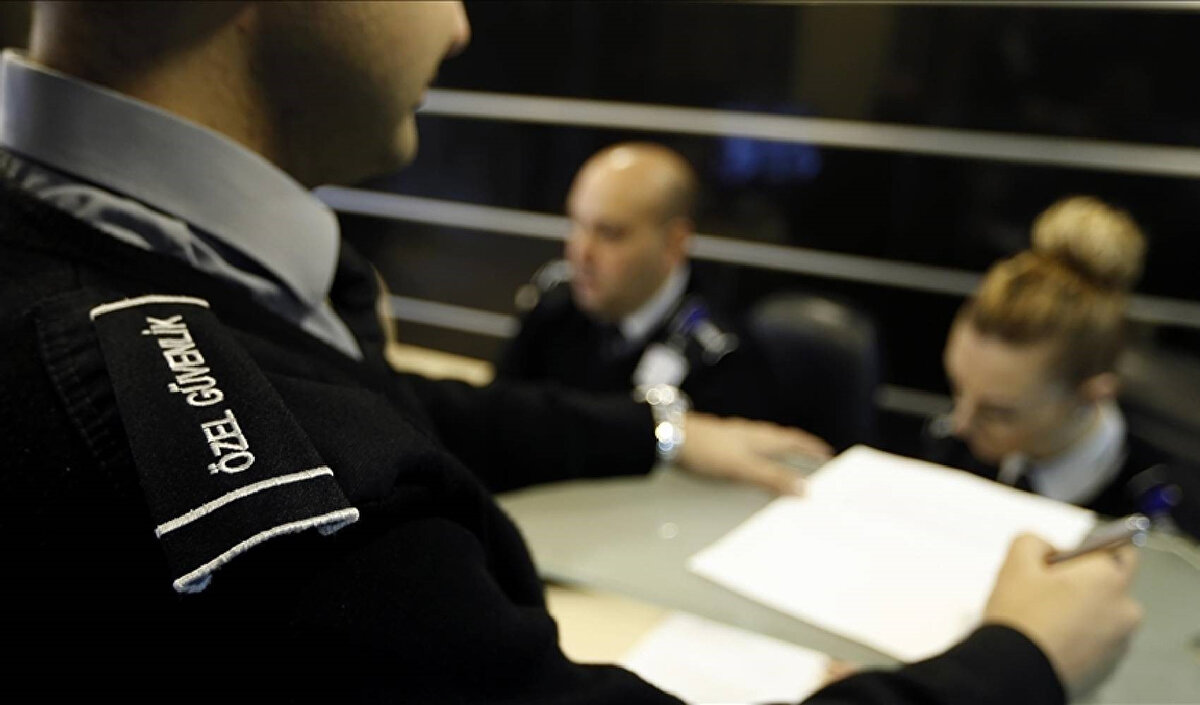 Silahsız özel güvenlik temel eğitim sertifikası bulunan kişilerin, silahsız yenileme eğitimiyle birlikte silah farkı eğitimi alarak özel güvenlik yenileme sınavına silahlı sınav türünden katılacak adayların başarılı sayılabilmeleri için de aynı şartlar geçerlidir:<br>Yazılı silah bilgisi ve uygulamalı sınav toplamlarının en az 50, bu puan ile daha önce başarılı oldukları temel silahsız sınav puan toplamının ortalaması en az 60 puan olmalıdır.