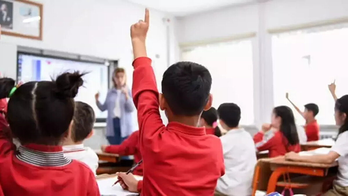 Milli Eğitim Bakanlığı (MEB), Türkiye Yüzyılı Maarif Modeli (TYMM) kapsamında eğitim sisteminde köklü değişikliklere hazırlanıyor. Yeni modelde lise süresinin kısaltılması, LGS puanlamasında sosyal sorumluluk projelerine ek puan verilmesi ve ilkokula başlama yaşında standart getirilmesi planlanıyor. Bakan Yusuf Tekin’in açıklamasına göre, modelin ilk önerileri yaklaşan Kabine toplantısında sunulacak.