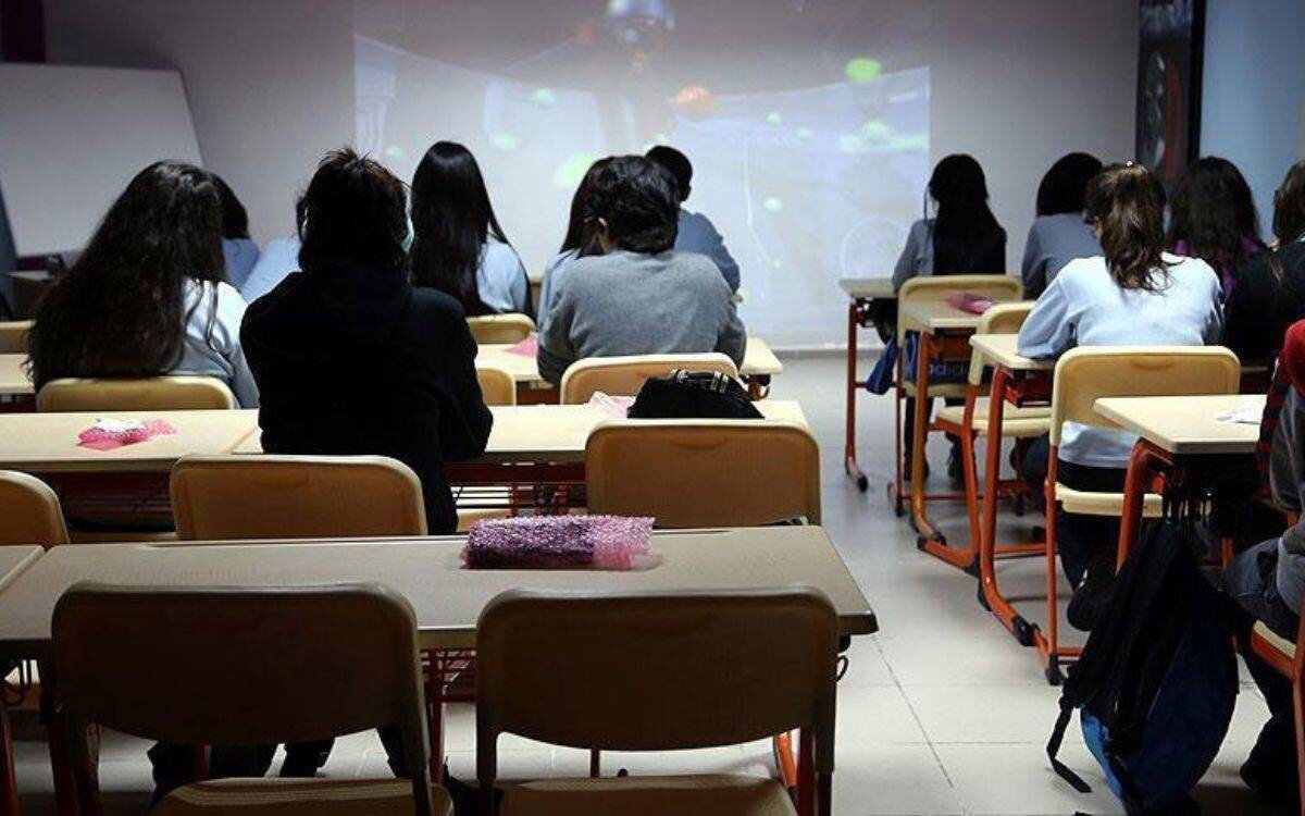 EĞİTİM SİSTAMİNDE DEĞİŞİKLİK NE ZAMAN BAŞLIYOR?<br><br>Milli Eğitim Bakanı Yusuf Tekin, modelin Kabine’de görüşüleceğini belirterek şu ifadeyi kullandı:<br><br>“Bu yıl içinde karar verilirse, önümüzdeki yılın eğitim takvimi buna göre düzenlenecek. Ancak bunun yasalaşma süreci de olacak.”<br><br>Yeni düzenlemelerin 2026 eğitim-öğretim yılında kademeli olarak hayata geçirilmesi bekleniyor.