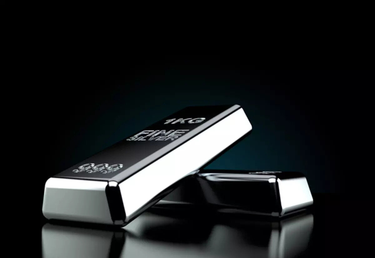 Gümüş Yükselmeye Devam Eder Mi?<br><br>Yatırımcılar, Fed’in Ekim ayı toplantısında 25 baz puanlık bir faiz indirimi olasılığını fiyatlarken, Aralık ayında da ek bir 25 baz puanlık indirim beklentisi taşıyor. Faiz oranlarının düşmesi, gümüş gibi getirisi olmayan değerli metalleri daha cazip hale getiriyor çünkü gümüşü elde tutmanın fırsat maliyetini azaltıyor. Bu da değerli metalin fiyatında yukarı yönlü bir baskı oluşturabilir.