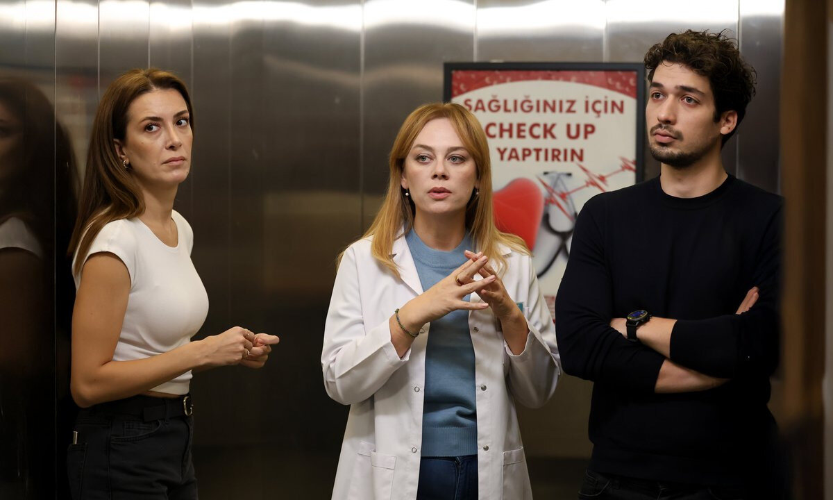 Yapım ekibinin, Demet Evgar hakkındaki hukuki sürecin sonucuna göre dizinin yayın takvimini yeniden belirleyeceği ifade ediliyor.