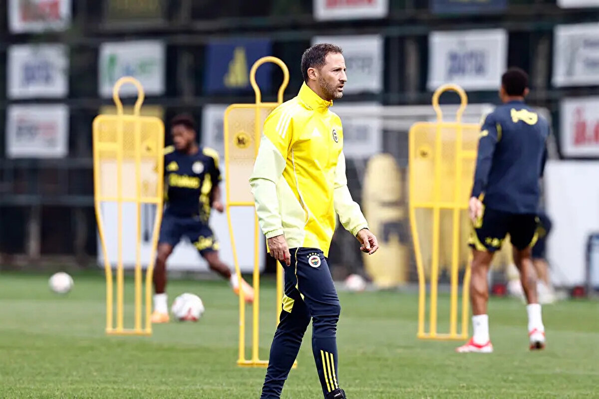 Sarı lacivertli kulüpten yapılan açıklamaya göre, Fenerbahçe Can Bartu Tesisleri'nde teknik direktör Domenico Tedesco yönetiminde milli oyunculardan yoksun yapılan idman, salonda kuvvet ve dayanıklılık çalışmasıyla başladı.<br><br>