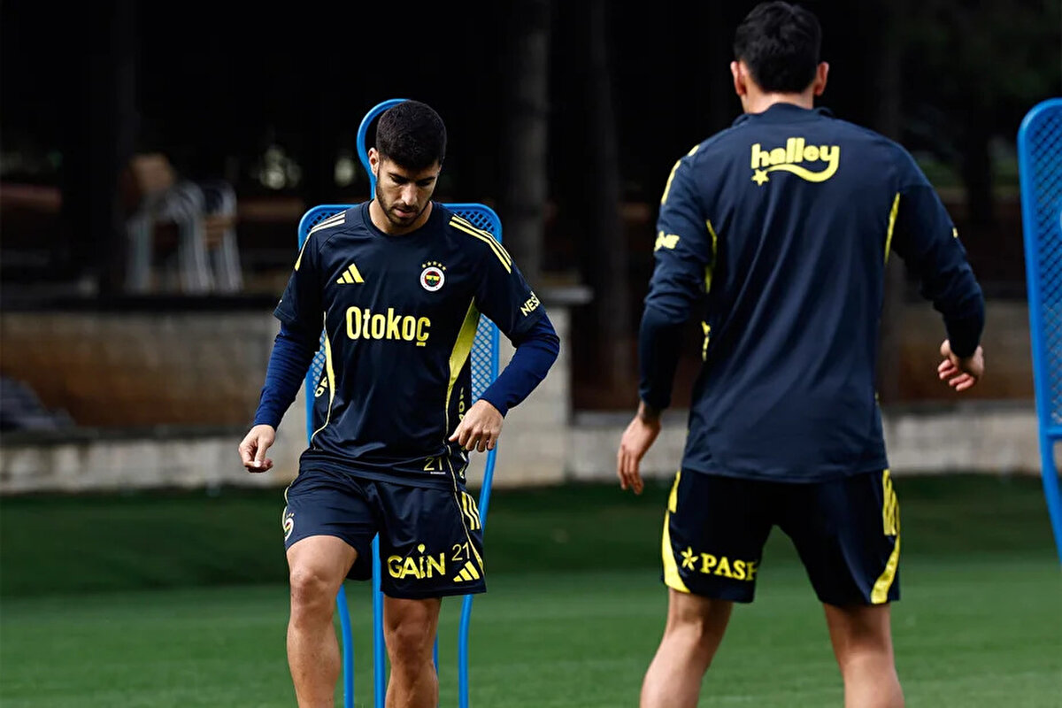 Ardından sahada ısınma, çabukluk ve koordinasyon çalışmalarıyla devam eden antrenmanda pas çalışmaları yapıldı. İdman, dar alanda yapılan çift kale maçlarla tamamlandı.<br><br>