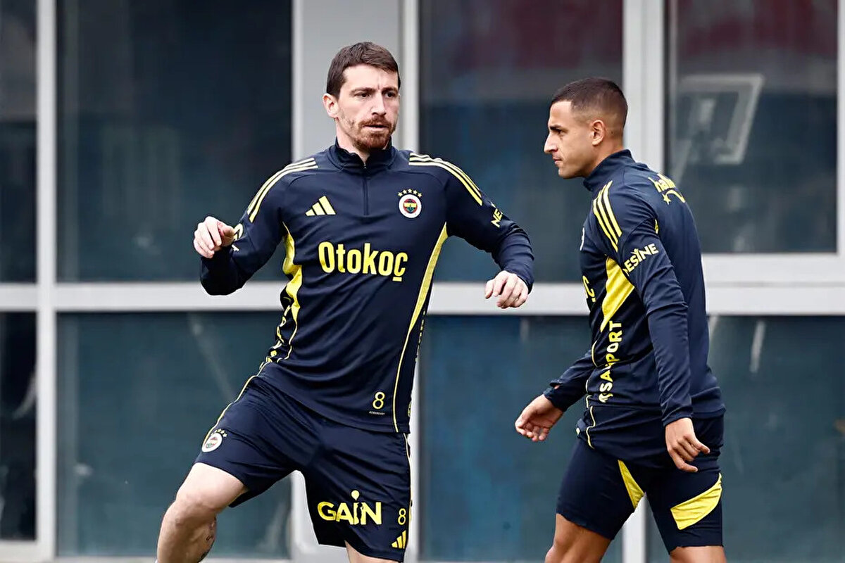 Fenerbahçe'de sakatlığı bulunan isimlerden Mert Hakan Yandaş, bugünkü antrenmanın ilk bölümünde takımla çalıştı. Mert Hakan son olarak geçtiğimiz sezon Bodrum FK ile oynanan maçta süre almıştı.<br><br>