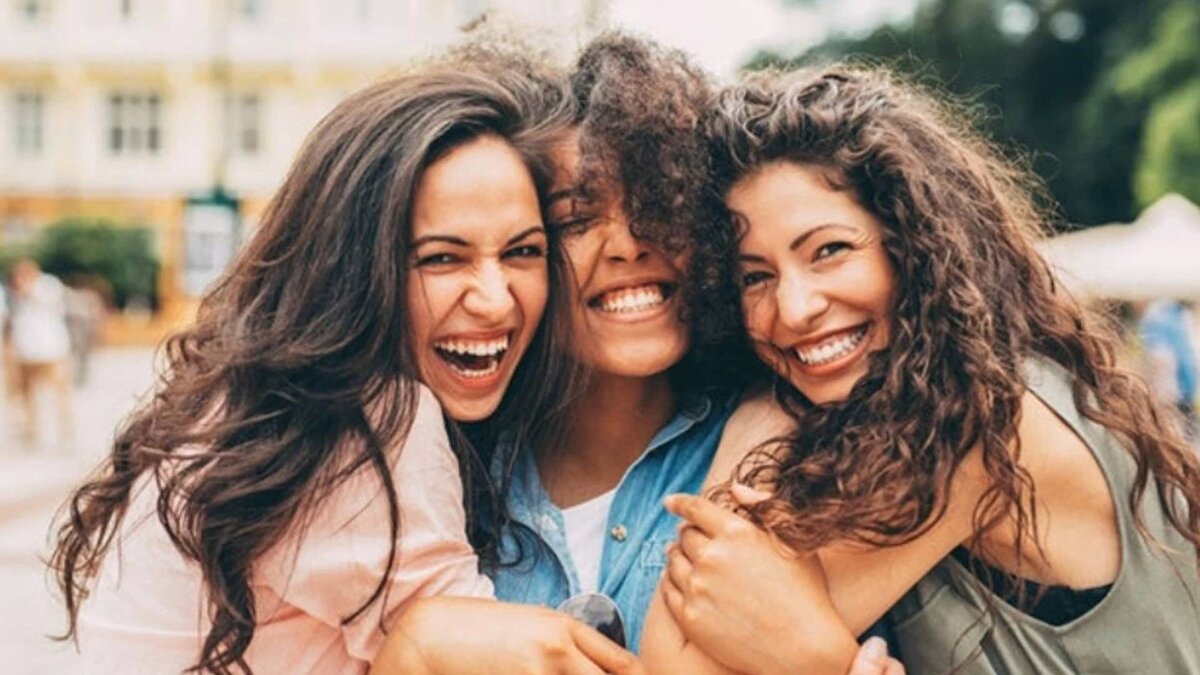 İngiliz psikolog Robin Dunbar, primatların neokorteks boyutu ile sosyal grup büyüklükleri arasında doğrudan bir ilişki olduğunu keşfetti ve insanların ortalama 150 kişilik bir sosyal çevreyi sürdürebildiğini öne sürdü.