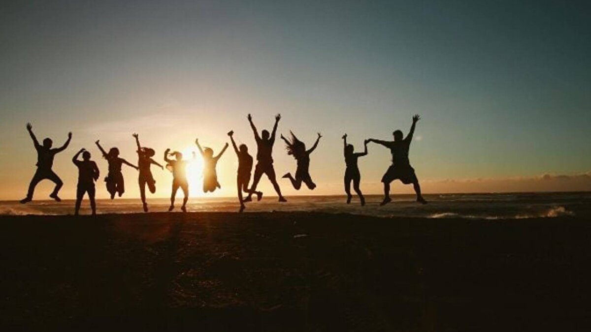 Sosyal medya sınırı aşıyor mu?<br><br>Facebook, Instagram çağında, teorik olarak yüzlerce kişiyle bağlantı kurabiliyoruz. Ancak Dunbar, dijital iletişimin bu sınırı aşmadığını savunuyor.