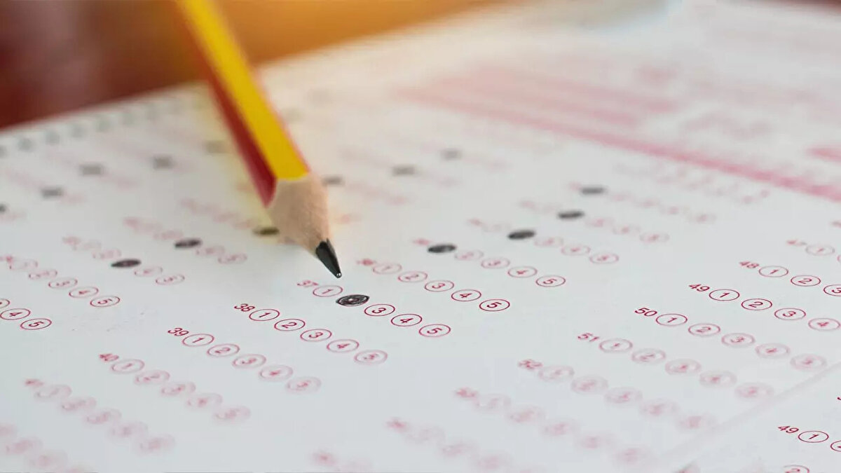 KİMLER DGS EK TERCİH YAPABİLİR?<br><br>2025-DGS merkezî yerleştirmede bir yükseköğretim programına yerleştirilmiş olan adaylar, ek yerleştirmede tercih yapma hakkına sahip değildir.<br><br>Ek yerleştirmede tercih yapabilmek için, 2025-DGS’ye girmiş ve merkezî yerleştirme sonucunda hiçbir programa yerleşmemiş olmak gerekir. Bunun dışında aşağıdaki kurallar geçerlidir: