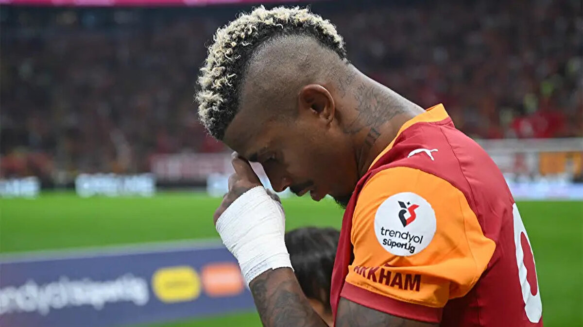 “2019-2020 sezonundan sonra Galatasaray'daki ikinci dönemin. Neden geri dönmeyi tercih ettin?”<br><br> <br><br>"Bu kesinlikle bir para meselesi değil, daha ziyade sadece burada bildiğim şeyleri yeniden yaşamakla ilgili. Galatasaray ile aramdaki hikaye bitmemiş bir hikayeydi. Birkaç yıl önce, biri bana Galatasaray'a imza atmamı söyleseydi, Avrupa'da oynayan birçok inatçı oyuncu gibi hayır derdim. Ama bu kulüp bana her şeyi verdi. Türkiye'de futbolun gerçek folklorik yönünü keşfettim, bana sorumluluklar verildi, öyle ki adeta yeniden doğdum. İstanbul'a ilk geldiğimden beri kesinlikle aynı değilim. Burada ya hep ya hiç. Bu felsefeden memnunum çünkü arada bir şey yok."