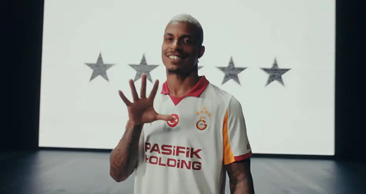 "Beş yıl öncesine göre çok daha etkileyici bir kadronuz var. Son transfer döneminde Galatasaray'a böyle isimlerin transfer olacağını bekliyor muydunuz?"<br><br> <br><br>“Yönetimin harika bir takım kuracağından hiç şüphem yoktu. Galatasaray fanatiği oldukları için elbette büyük oynuyorlar. Leroy Sané, İlkay Gündoğan, Mauro Icardi, Victor Osimhen... Şampiyonlar Ligi'nde inanılmaz anlar yaşadılar, bunu kullanmalıyız. Bunun tutması gerek ama tutacak çünkü burada büyük bir aileyiz. Kimse sırtınıza bıçak saplamayacak. ”