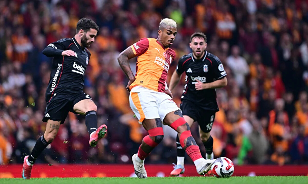 "Wolverhampton ile ayrıldığın dönemde (Aralık 2024) takım arkadaşın Toti ve teknik ekipten biriyle büyük bir tartışma yaşadın."<br><br> <br><br><br><br>“Wolverhampton'ın kaptanıydım ama uzun zamandır bu kulübün fikirleriyle aynı fikirde değildim. Onlara bunun yürümeyeceğini söylemiştim. Zihinsel ve fiziksel olarak çökmek üzereydim. West Ham maçında yaşanan olay bardağı taşıran son damla oldu! Bu yüzden kaptanlığı bırakmaya ve yeni bir proje düşünmeye karar verdim. Hayatımda ilk kez, telefonumu elime aldım ve Galatasaray'ın yönetimini aradım. Yirmi sonra beni geri aradılar ve geri dönmemi söylediler. Wolverhampton'daki kimseyi suçlamıyorum. Orada harika zamanlar geçirdim. Babamızın ölümünden sonra küçük kardeşim Noha'yı aldılar ve onlara sonsuza kadar minnettar olacağım. Bizim için zor bir dönemdi ve bize çok destek oldular.”